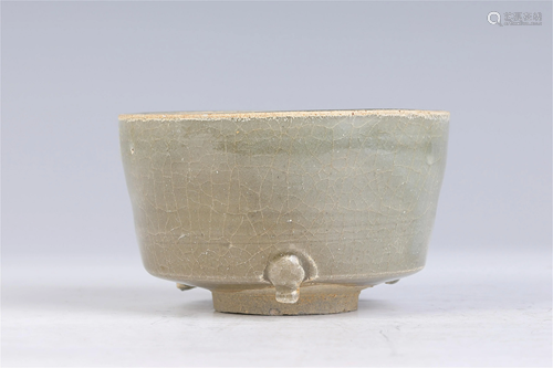 A CHINESE LONGQUAN-TYPE TRIPOD PORCELAIN CENSER