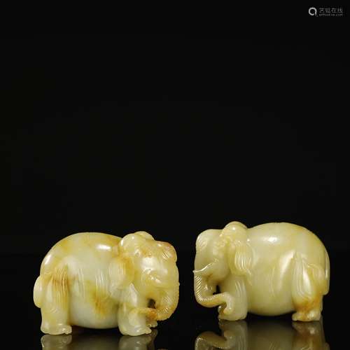 A PAIR OF FINE HETIAN JADE CARVED ELEPHANTS,QING DYNASTY