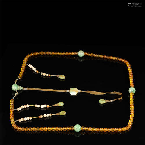 QING DYNASTY,A FINE AND EXTREMELY AMBER COURT NECKLACE