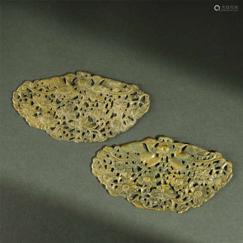 TANG DYNASTY,A PAIR OF FINE GILT-BRONZE PENDANTS