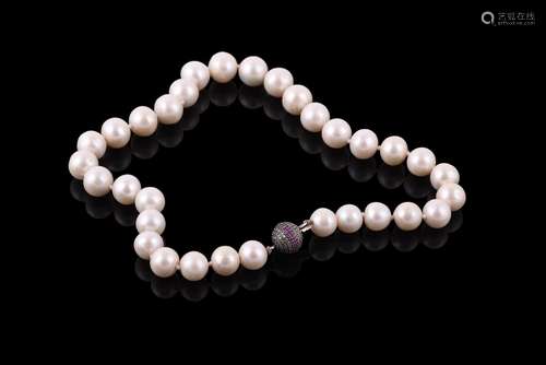 A South Sea cultured pearl necklace