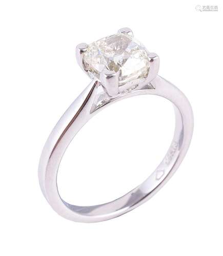 A light yellow diamond single stone ring