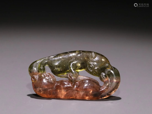 A TOURMALINE CARVING ORNAMENT OF DOUBLE BADGERS