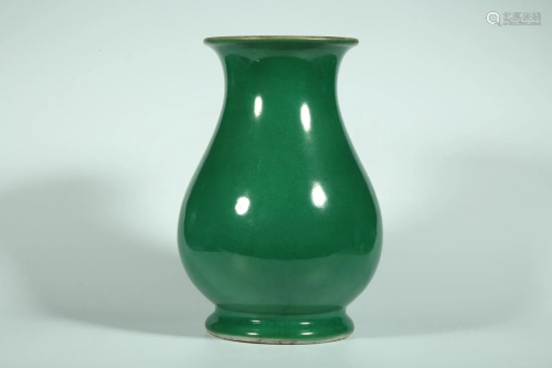 A GE-STYLE GREEN GLAZED PIPA ZUN VASE