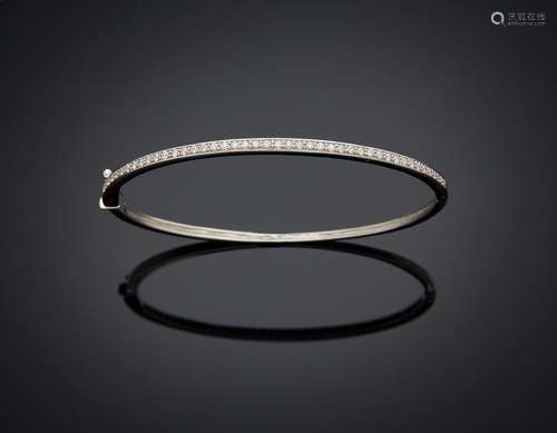 BRACELET fin rigide ouvrant en or gris (750) serti d'un alig...