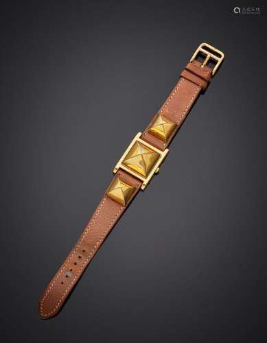 HERMES BRACELET MONTRE modèle « Médor », carrée en métal dor...