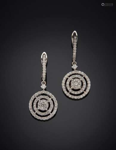 Paire de PENDANTS d'OREILLES circulaires en or gris (750) se...