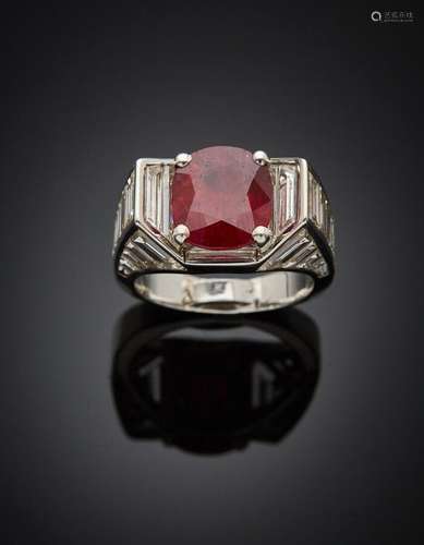 BAGUE en or gris (750) serti d'un rubis pesant 3,4 carats en...