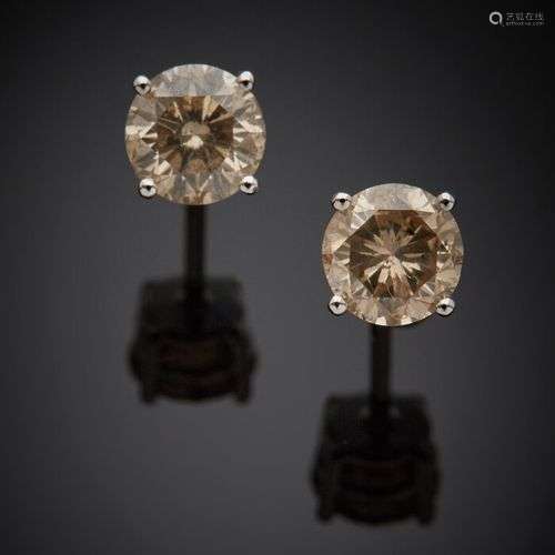 Paire de CLOUS d'OREILLES en or gris (750) serti d'un diaman...