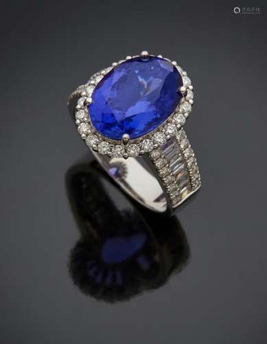 BAGUE en or gris (750) serti d'une tanzanite de forme ovale,...