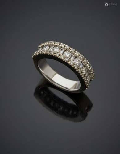 DEMI-ALLIANCE en or gris (750) serti de diamants taille bril...
