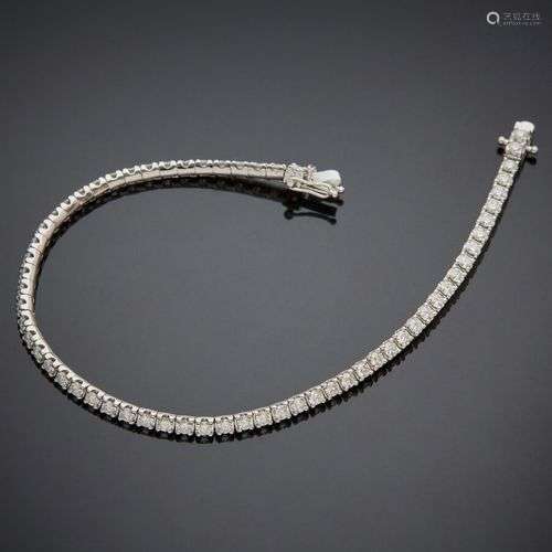 BRACELET en or gris (750) serti d'un alignement de 61 diaman...