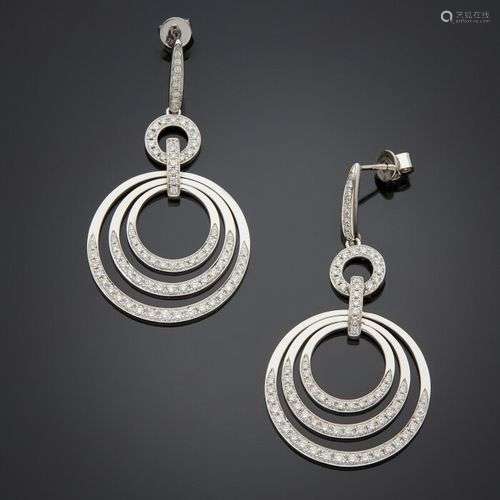 Paire de PENDANTS d'OREILLES en or gris (750) à motifs circu...