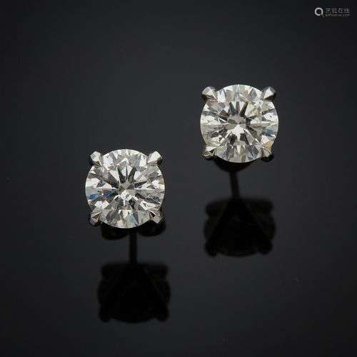 Paire de CLOUS d'OREILLES en or gris (750) serti d'un diaman...