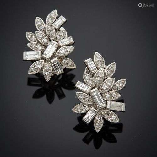 Paire de CLIPS d'OREILLES « feuilles stylisées » en or gris ...