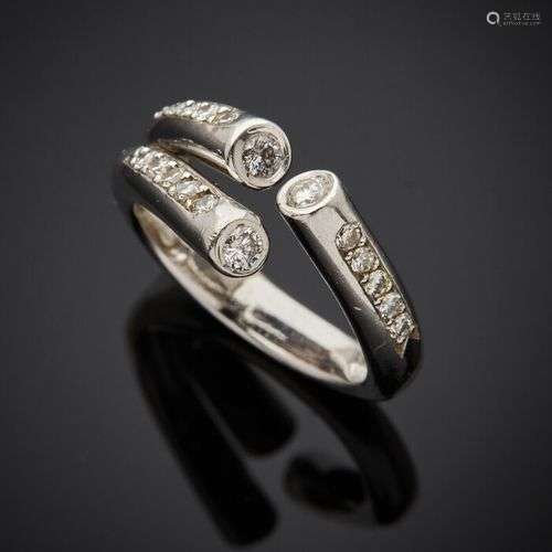 BAGUE ouverte en or gris (750) serti de diamants taille bril...