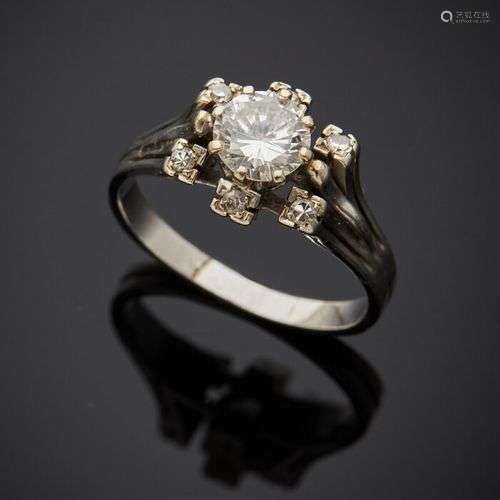 BAGUE en or gris (750) serti d'un diamant taille brillant en...