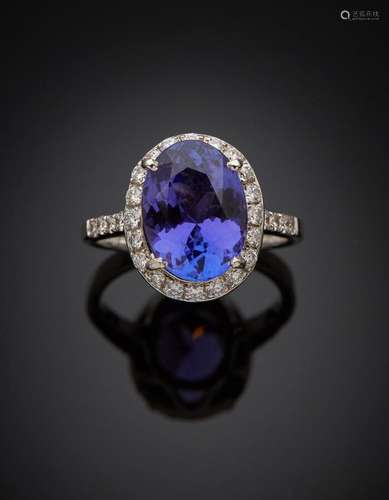 BAGUE ovale en platine (950) serti d'une tanzanite pesant 4,...