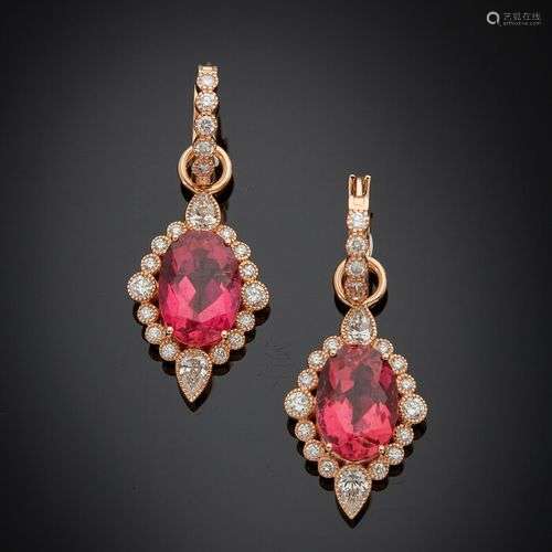 Paire de BOUCLES d'OREILLES en or rose (750) finement perlé,...