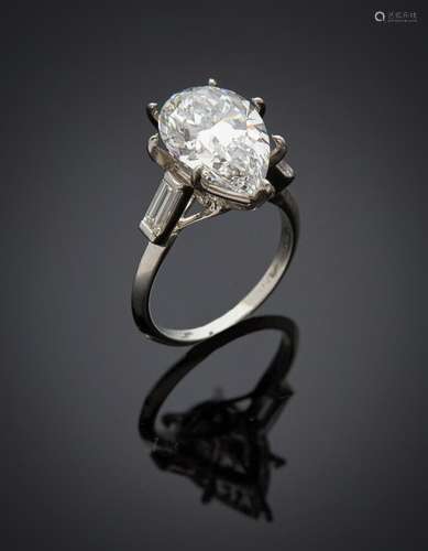 BAGUE en or gris (750) serti d'un diamant pesant 6,24 carats...