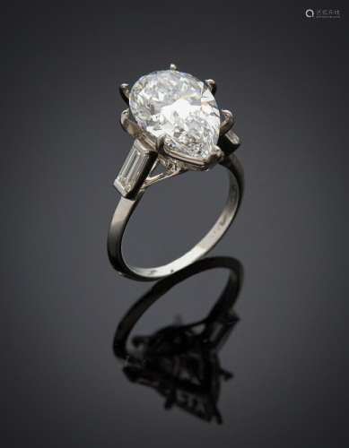 BAGUE en or gris (750) serti d'un diamant pesant 6,24 carats...