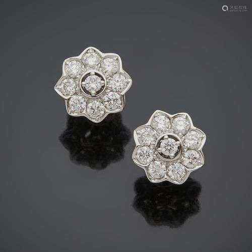 Paire de BOUCLES d'OREILLES « fleurettes » en or gris (750) ...