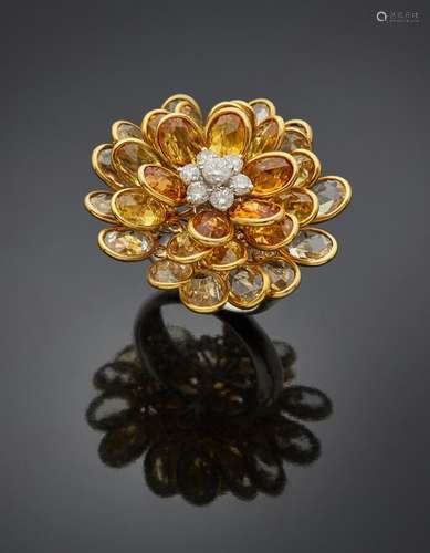 Importante BAGUE « fleur » en or jaune et or gris (750 ) les...