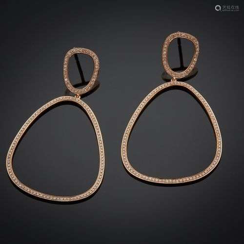 Paire de PENDANTS d'OREILLES piriforme en or rose (750) sert...