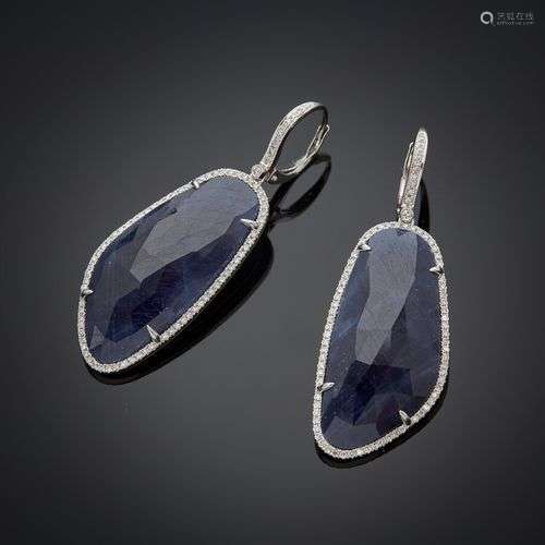 Paire de PENDANTS d'OREILLES en or gris (750) serti d'un sap...