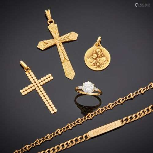 LOT en or jaune (750) comprenant : - deux PENDENTIFS 