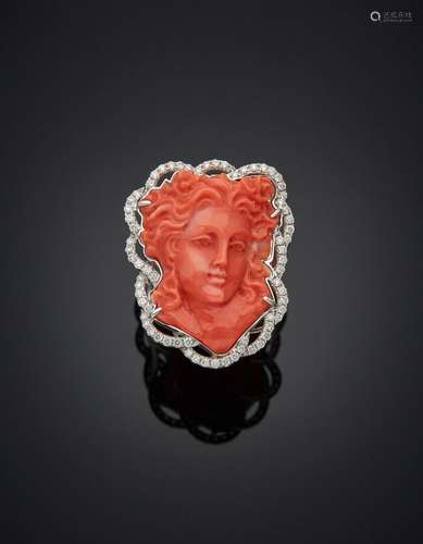 BAGUE en or gris (750) ajouré, orné d'un corail sculpté repr...