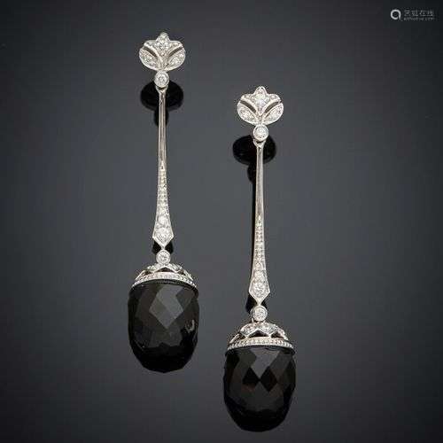 Paire de PENDANTS d'OREILLES en or gris (750) serti de petit...