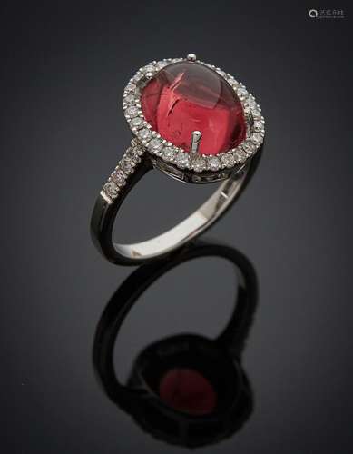 BAGUE ovale en or gris (750) serti d'une tourmaline rose cab...