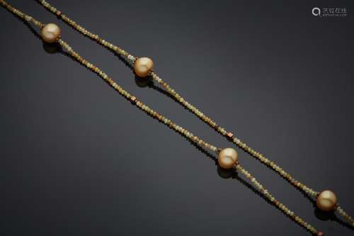 Long SAUTOIR composé d'un rang de perles facettées de grenat...