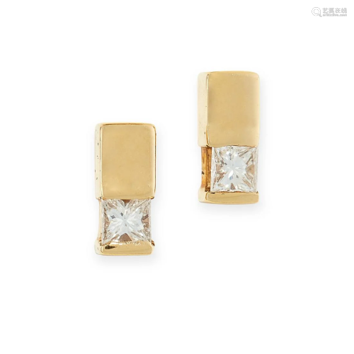 A PAIR OF DIAMOND STUD EARRINGS in 18ct yellow gold,