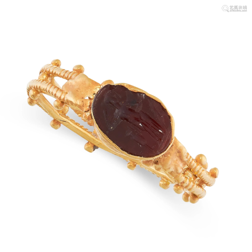 AN ANTIQUE BYZANTINE CARNELIAN INTAGLIO RING in yellow