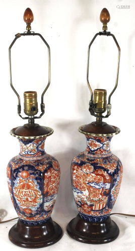 Pair of Imari porcelain lamps mounted on wooden bases -