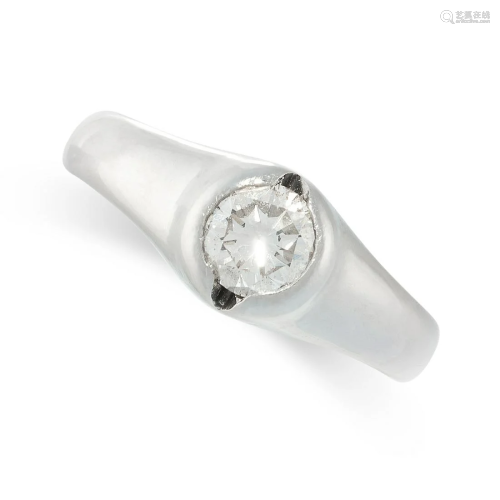 A SOLITAIRE DIAMOND RING in platinum, set with a round