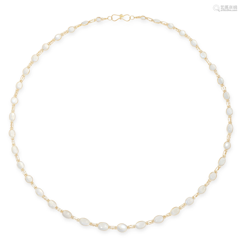 A MOONSTONE CHAIN NECKLACE in 14ct yellow gold,