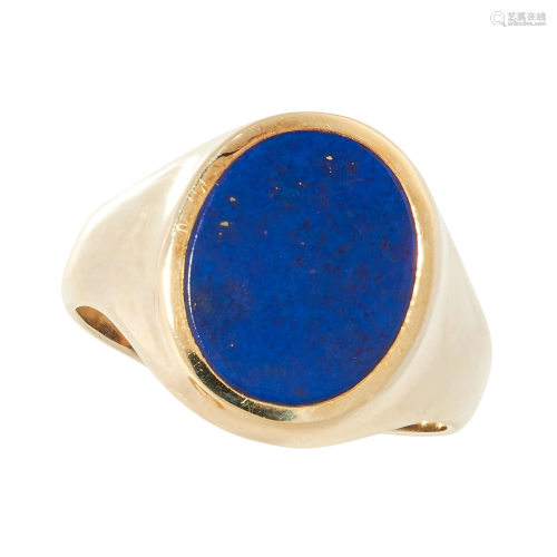 A LAPIS LAZULI SIGNET RING in yellow gold, the tapered