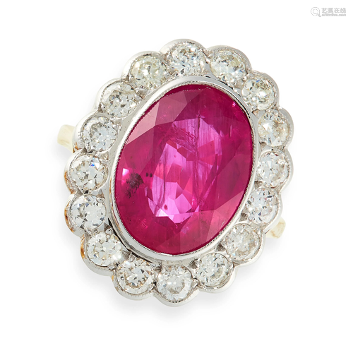 A RUBY AND DIAMOND RING in 18ct yellow gold, set with