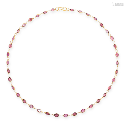 A GARNET CHAIN NECKLACE in yellow gold, comprising a