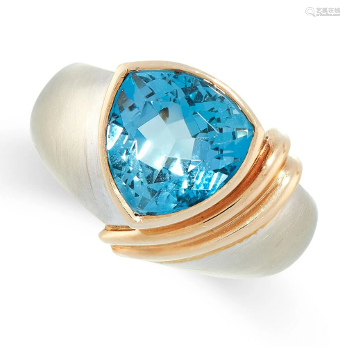 A BLUE TOPAZ RING in 14ct yellow gold and white gold,