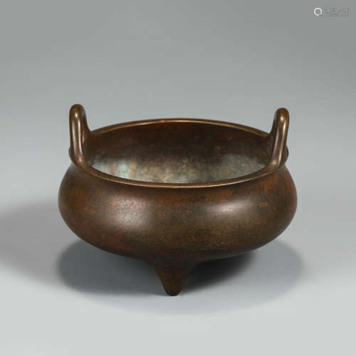 A CHINESE DOUBLE HANDLE TRIPOD BRONZE CENSER