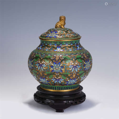 A CHINESE QING STYLE ENAMEL FLOWER JAR WITH COVER