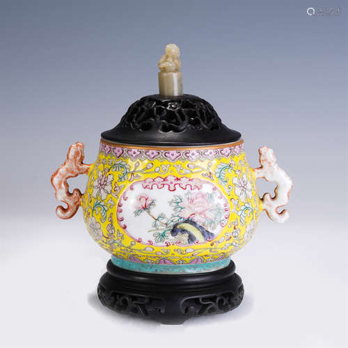 A CHINESE QING STYLE YELLOW GROUND FAMILLE ROSE PORCELAIN IN...