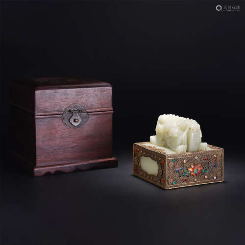 A CHINESE QING STYLE WHITE JADE GILT BRONZE SEAL