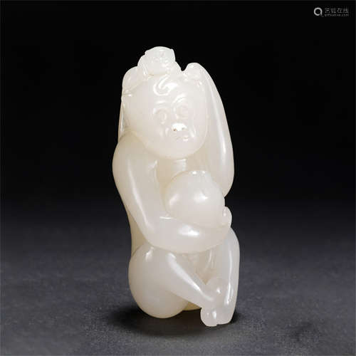 A CHINESE QING STYLE WHITE JADE MONKEY ORNAMENTS