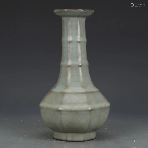 Song dynasty kiln green glaze bottle