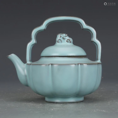 Song dynasty sky blue glaze lid teapot